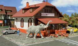 Vollmer 43617 Porzellan Gesch?ft mit Elefant und Bruchware