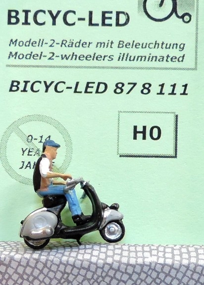 BICYC-LED 878111 Motorroller Fahrer mit Weste und M?tze "LED beleuchtet"