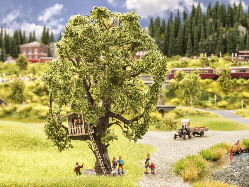 Noch 21765 Baum mit Baumhaus