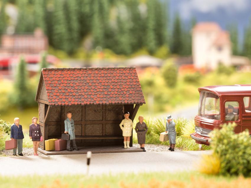 Noch 12015 An der Bushaltestelle