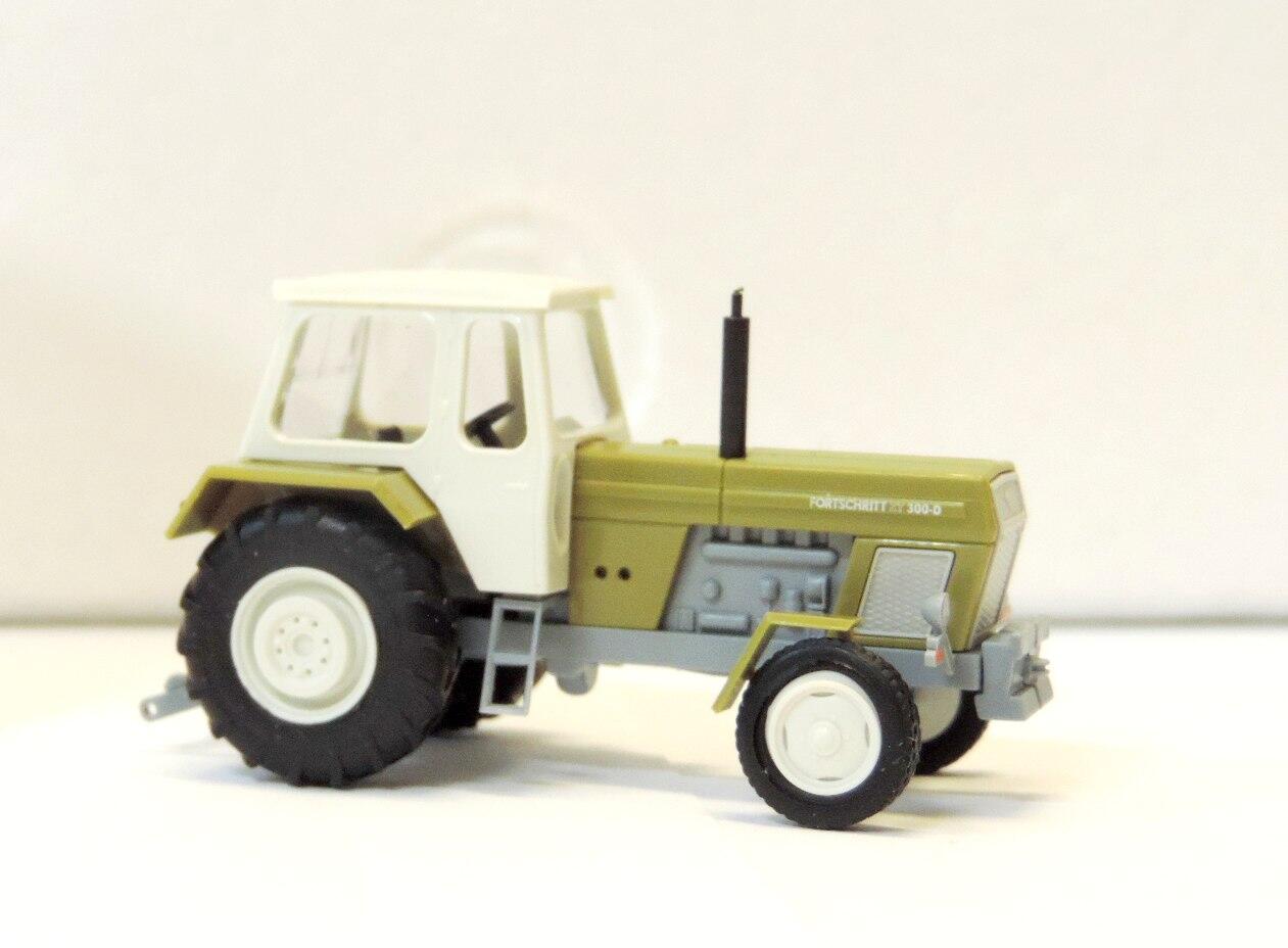 Busch 42844 Traktor ZT300-D grün