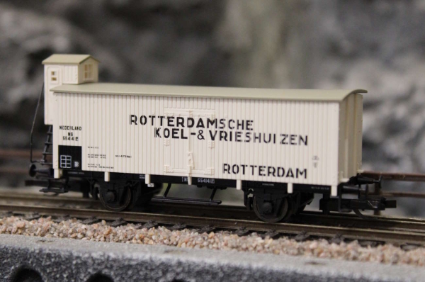 Tillig 17394 Kühlwagen "Rotterdamsche Koel- & Vrieshuizen", eingestellt bei der NS