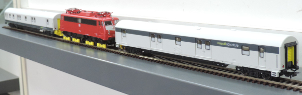 Tillig 70043 Set der RailAdventure GmbH, bestehend aus zwei Packwagen Dmz und Loco-Buggy-Set, Ep. VI
