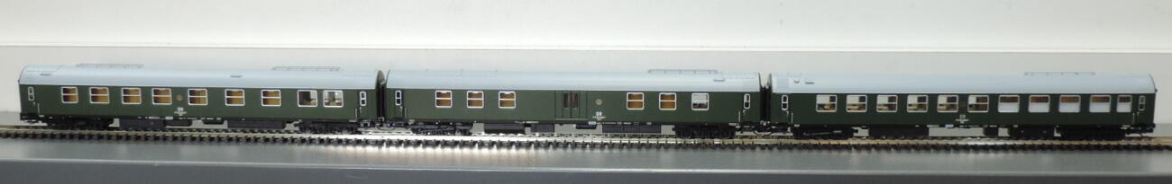 Tillig 01808 Reisezugwagenset -Salonwagenzug 3- der DR, bestehend aus Salonwagen B mit K?che, Salonspeisewagen mit K?che, MaschinenGep?ckwagen, Ep. IV -FORMNEUHEIT-