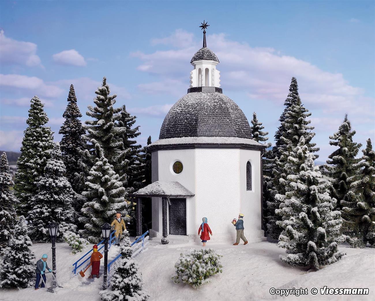 Vollmer 42412 Stille-Nacht-Gedächtniskapelle mit LED-Beleuchtung und Kunstschnee, Funktionsbausatz