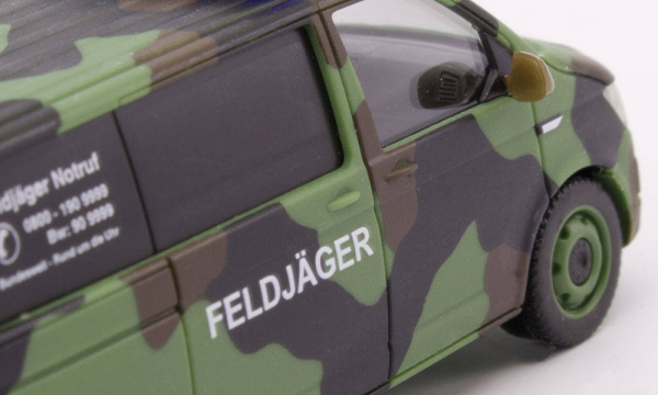 Herpa 700719 VW T6 Bus, Feldjäger Flecktarn