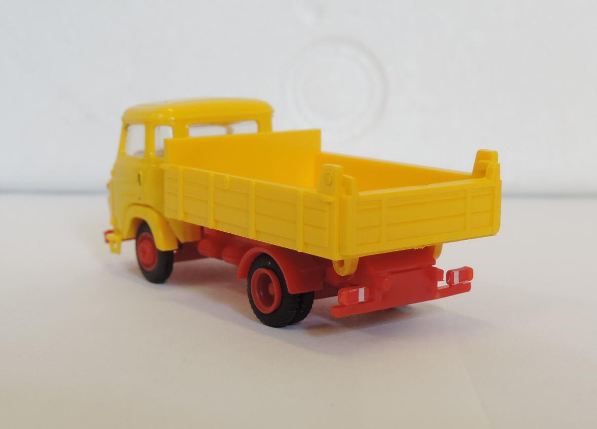 IGRA MODEL 66518041 MAN 270 2a. Kipper, gelb