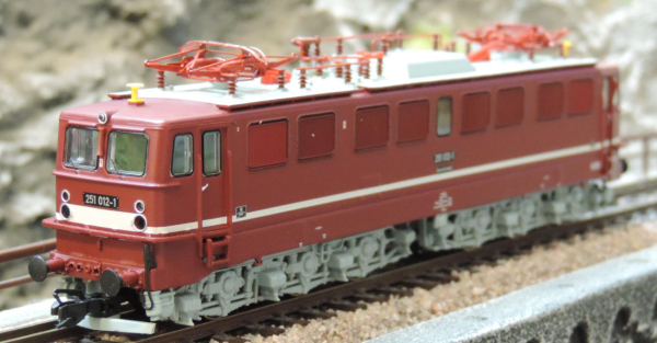 Arnold 9046 Elektrolokomotive BR 251 DR