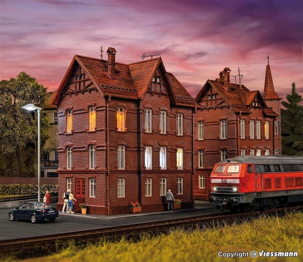 Vollmer 43806 H0 Eisenbahner-Wohnhaus mit First