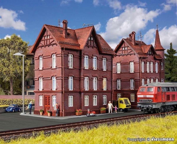 Vollmer 43806 H0 Eisenbahner-Wohnhaus mit First