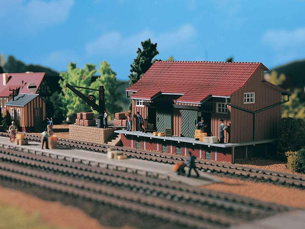 Vollmer 45701 H0 Güterschuppen mit Seitenrampe und Ladekran