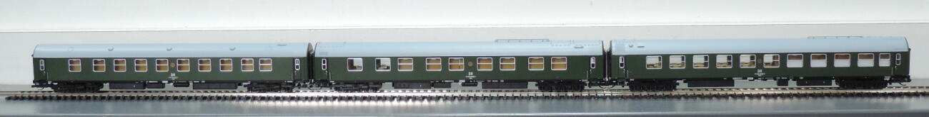 Tillig 01003 Reisezugwagenset ?Salonwagenzug 4? der DR, bestehend aus Salonspeisewagen mit Küche, Salonschlafwagen mit Tagesraum und Nachrichtenwagen, Epoche IV -FORMNEUHEIT-