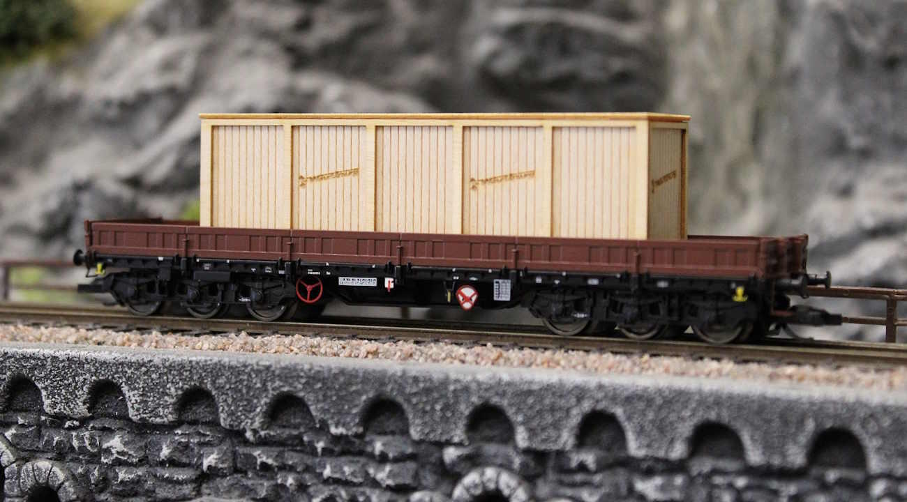 NPE Modellbau NW 52043 Schwerlastwagen Sas 4850 DR mit Wartburg-Kiste