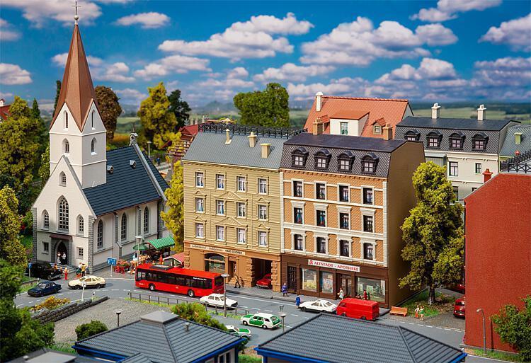 Faller 232384 Stadthäuser mit Apotheke und Delikatessenhandel