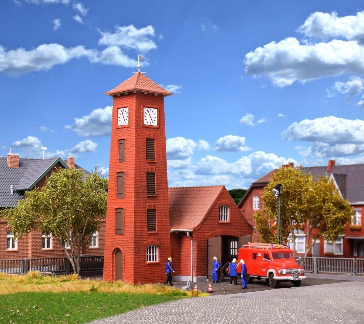 Kibri 39210 H0 Feuerwehrhaus Bahlburg-Lüneburg mit FahrzeugFord FK 2500