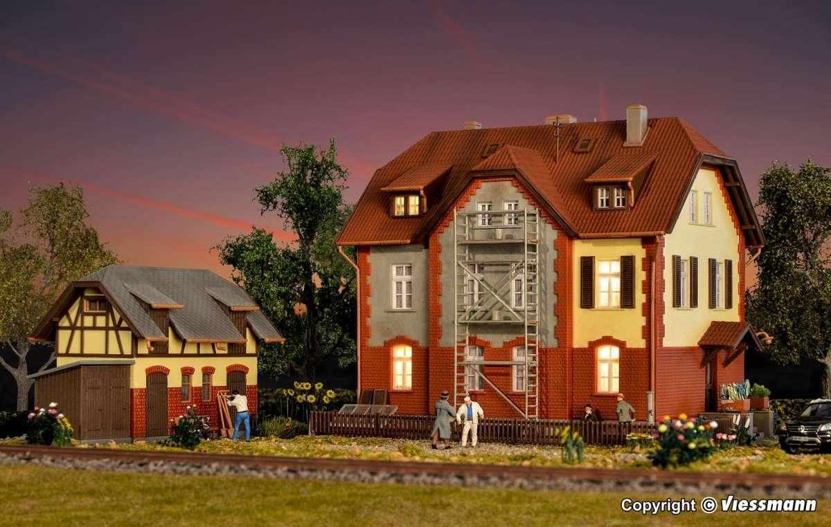 Kibri 39315 H0 Eisenbahner-Wohnhaus mit Baugerüst undNebengebäude