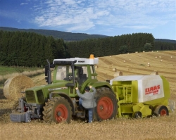 Kibri 12233 H0 FENDT Traktor mit Anbaugeräten