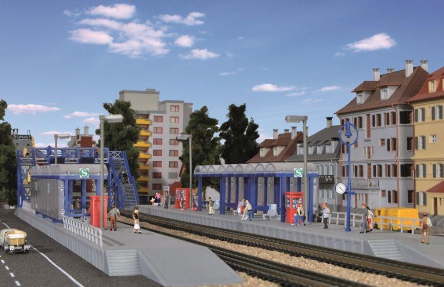 KIbri 37756 S-Bahn Haltestelle mit Übergangssteg Goldberg