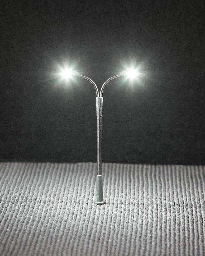 Faller 272121 LED-Straßenbeleuchtungen, Peitschenleuchten, kaltweiß, 3 Stück
