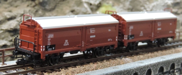 Tillig 01032 Güterwagenset der DB, bestehend aus zwei Schiebedach-/ Schiebewandwagen Kmmgks 58, Ep. III -FORMNEUHEIT-