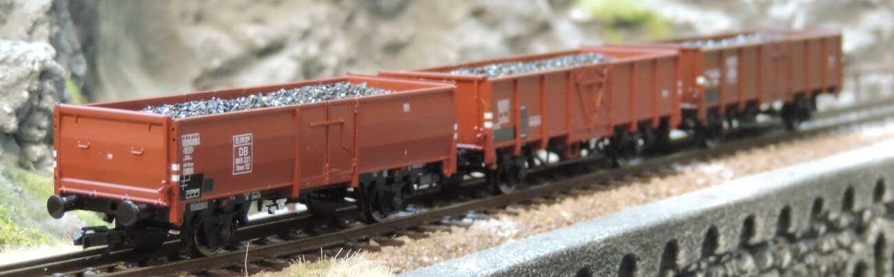 Tillig 01036 Güterwagenset der DB, SBB und DSB, bestehend aus drei offenen Güterwagen EUROP, beladen mit Steinkohle, Ep. III -FORMNEUHEIT-