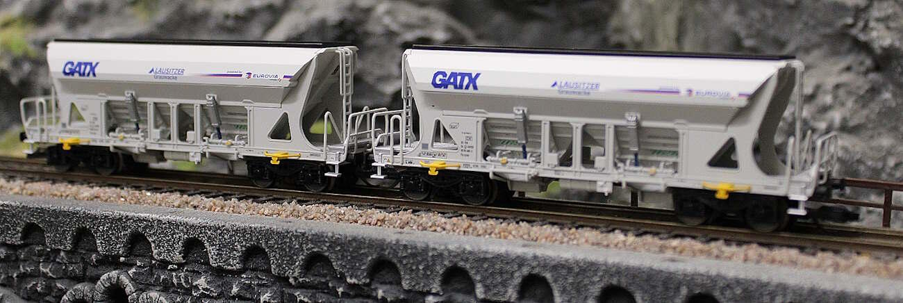 Tillig 01040 Güterwagenset der GATX/EUROVIA, bestehend aus zwei Selbstentladewagen Faccns, Ep. VI -FORMNEUHEIT-