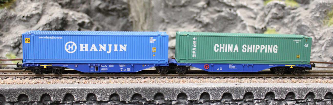 Tillig 18066 Containertragwagen Sggmrs der Rail Re Lease B.V. (NL), beladen mit zwei 45‘-Containern, Ep. VI -FORMNEUHEIT-