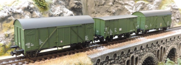 Tillig 70050 Güterwagenset „Bauzugwagen“ der DR, bestehend aus drei gedeckten Güterwagen, Ep. IV