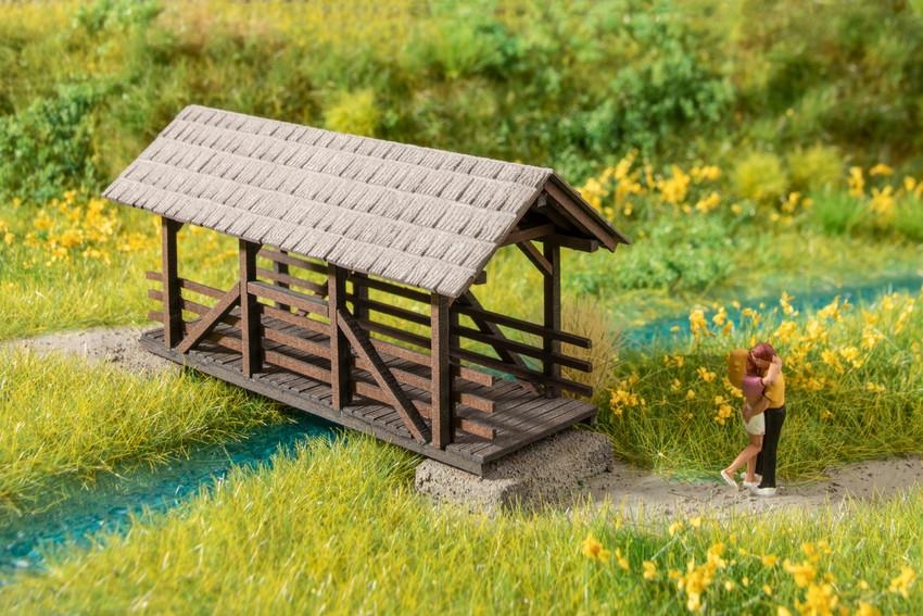 Noch 14372 Überdachte Fußgänger-Brücke