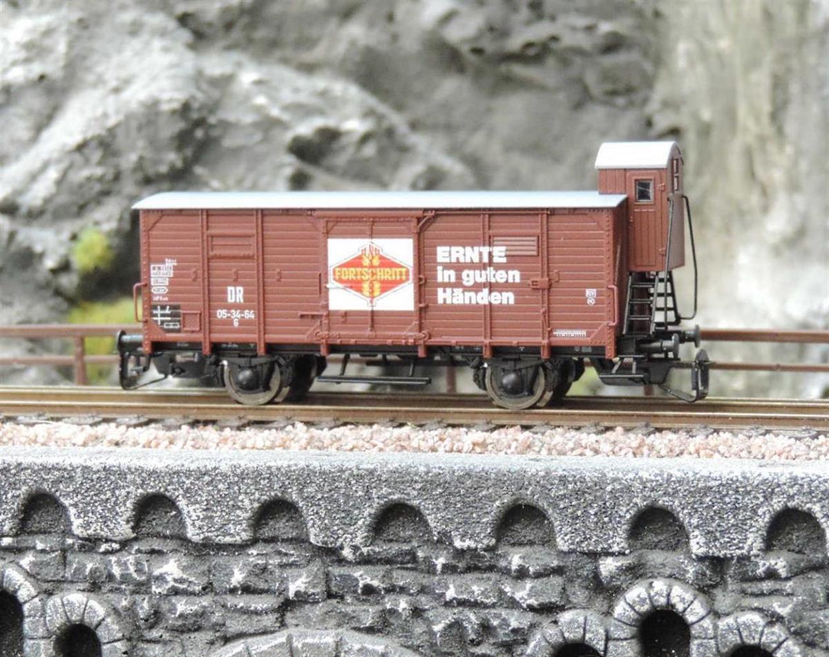 Piko 47033 2er Set Gedeckter Güterwagen G02 -Fortschritt- DR