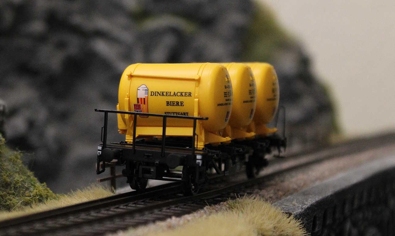 Brawa 50608 Behältertragwagen Lbs 577 der DB, mit Ddikr 621 "Dinkelacker"