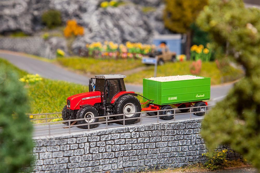 Faller 161588 MF Traktor mit Hackschnitzelanhänger (WIKING)