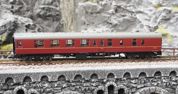 Hornby TT4001A Personenwagen BR Mk1 Composite Corridor E15468