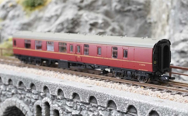 Hornby TT4001A Personenwagen BR Mk1 Composite Corridor E15468