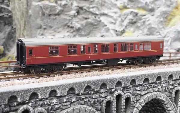 Hornby TT4001B Personenwagen BR Mk1 Composite Corridor E15474