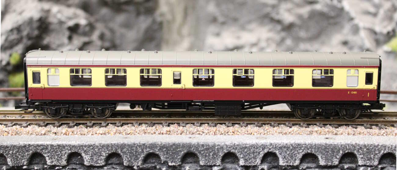 Hornby TT4005B Personenwagen BR Mk1 Composite Corridor E15303