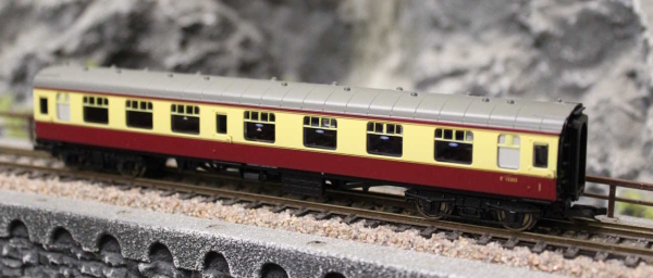 Hornby TT4005A Personenwagen BR Mk1 Composite Corridor E15481