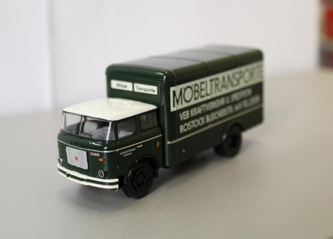 Brekina 71856 LIAZ 706 Koffer 1970, KVK Rostock,