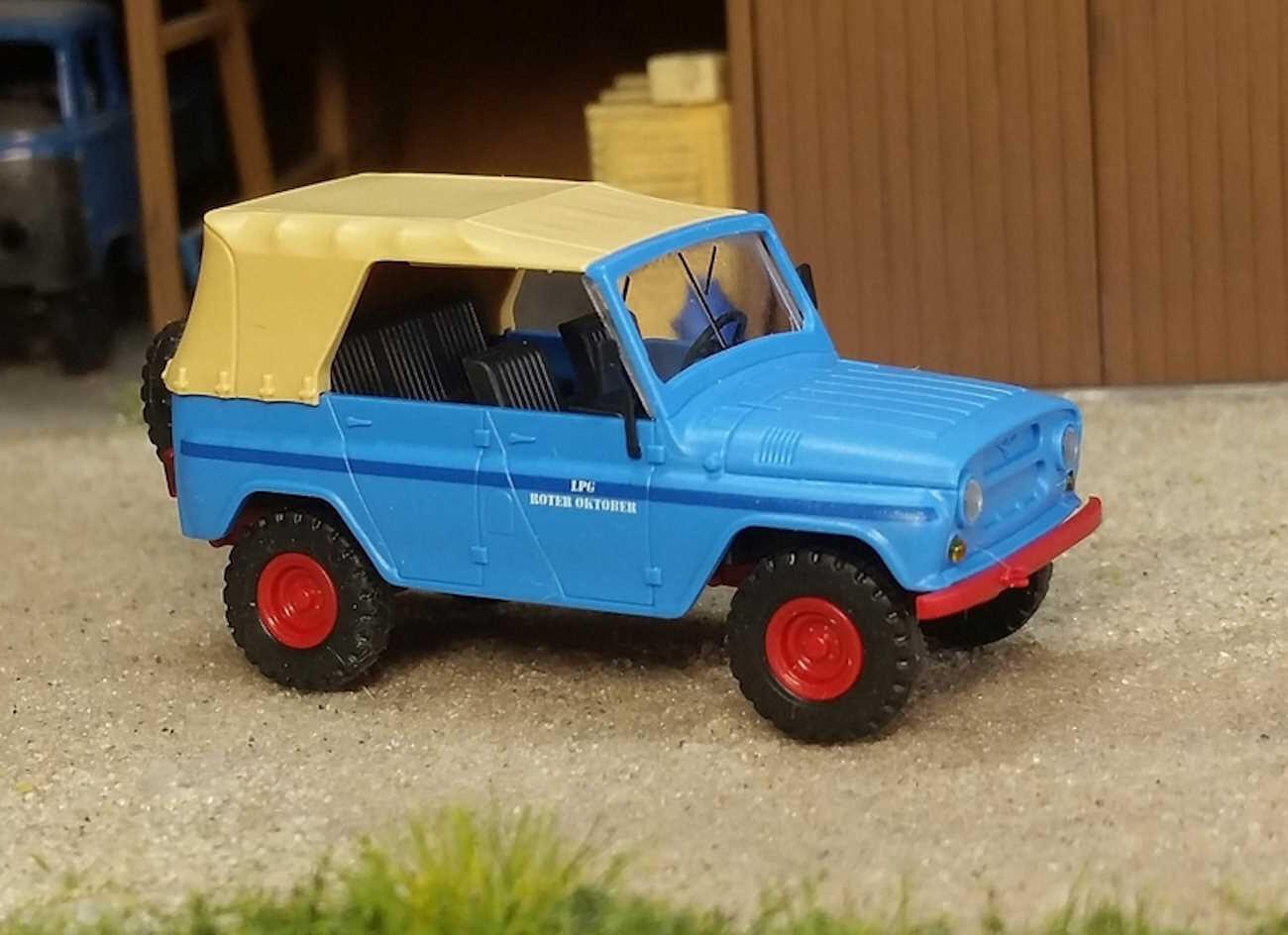 Modell Car Zenker 03-331 UAZ 469 Verdeck LPG Roter Oktober