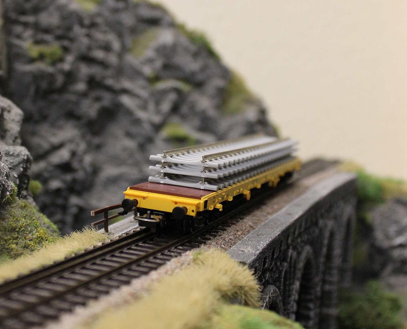 Piko 24501 Flachwagen Rs Bauzug , beladen mit Betonschwellenstapel