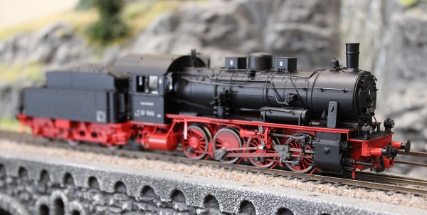 Rivarossi HR2893 Dampflokomotive BR 55 7254 der DR