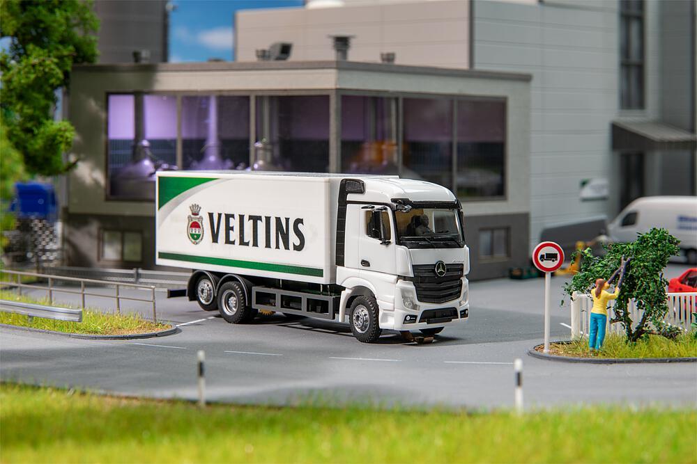 Faller 161439 LKW MB Actros Streamspace Kofferaufbau Veltins Gettränke (HERPA)