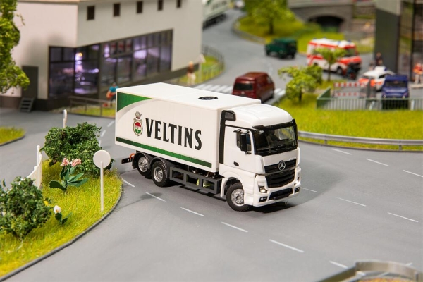 Faller 161320 Car System Digital LKW MB Actros Streamspace Kofferaufbau Veltins Getränke (HERPA)