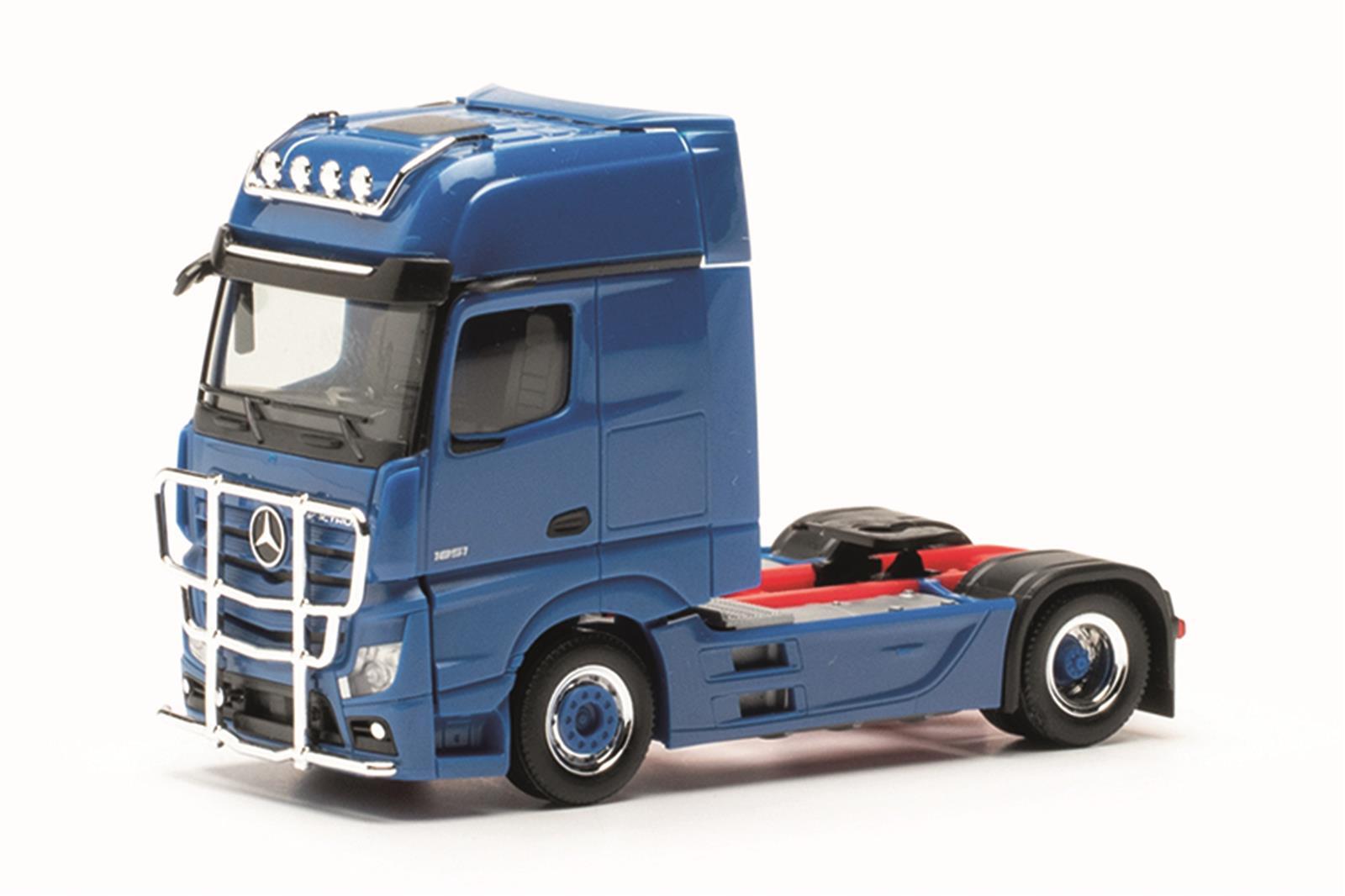 Herpa 311533-005 Mercedes-Benz Actros Gigaspace Solozugmaschine 2achs mit Lampenbügel und Rammschutz, enzianblau