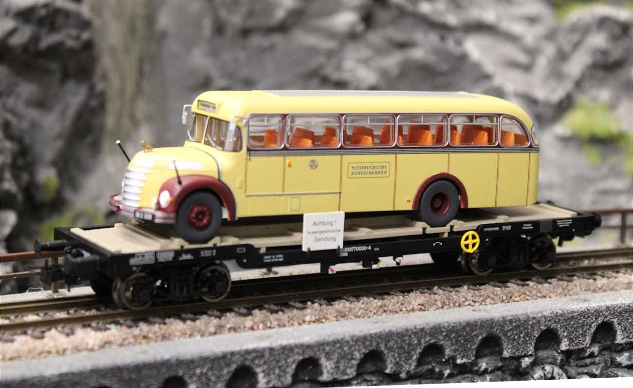 Liliput 235784 Transportwagen der ÖBB, mit Gräf & Stift ÖBB-Bahnbus