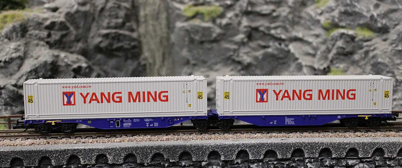 Tillig 18075 Containertragwagen Sggmrss der ITL, beladen mit zwei 45‘ Containern