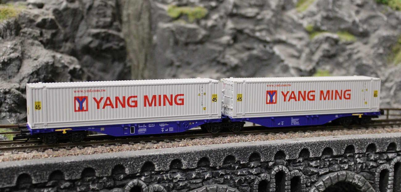 Tillig 18075 Containertragwagen Sggmrss der ITL, beladen mit zwei 45‘ Containern