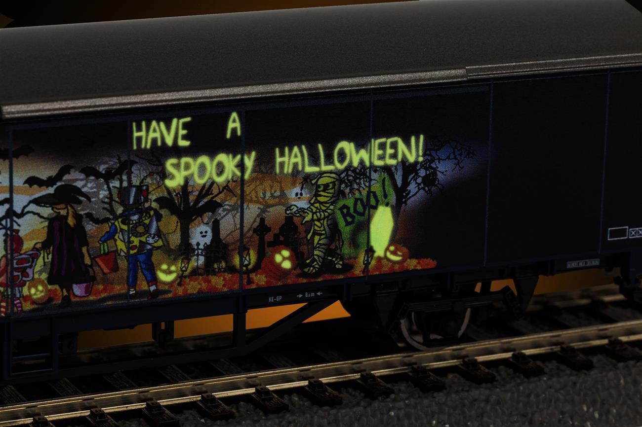 Piko 27704 Gedeckter Güterwagen "Halloween"