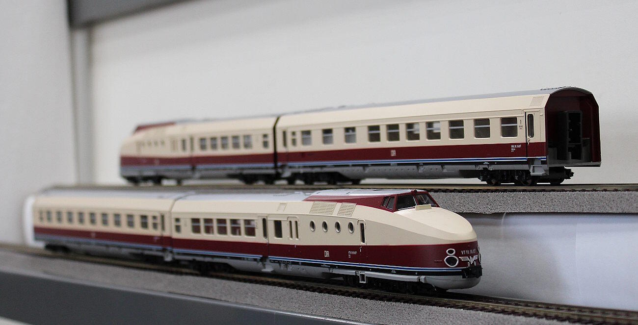 Kato K30-732-1 H0 Triebwagenzug VT18.16, 4-teilig DR/SVT Görlitz