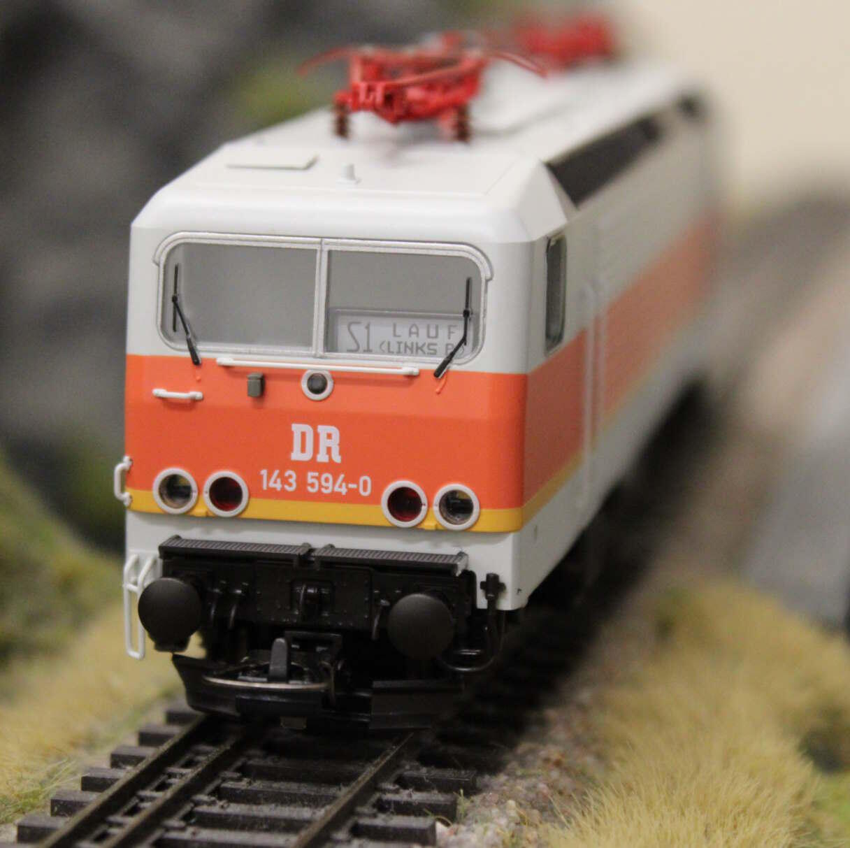 Piko 21698 H0 Elektrolokomotive BR 143 S-Bahn DR